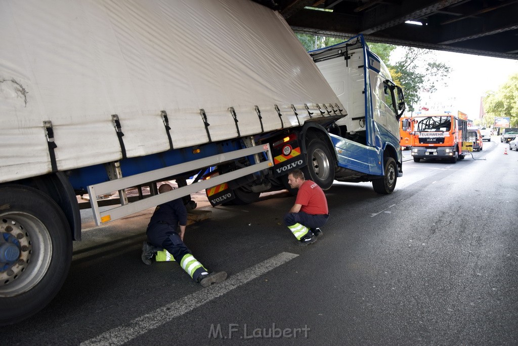 LKW blieb unter Bruecke haengen Koeln Ehrenfeld Innere Kanalstr Hornstr P086.JPG - Miklos Laubert